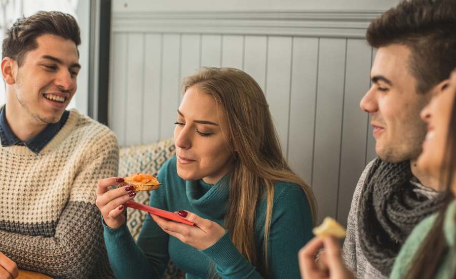 L’alimentation intuitive favorise l’acceptation de son corps, réduit l’auto-critique et renforce la confiance en soi en se libérant des diktats sociétaux.