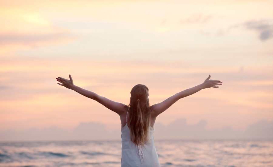 La gratitude améliore la santé mentale, réduit le stress et resserre les liens affectifs.