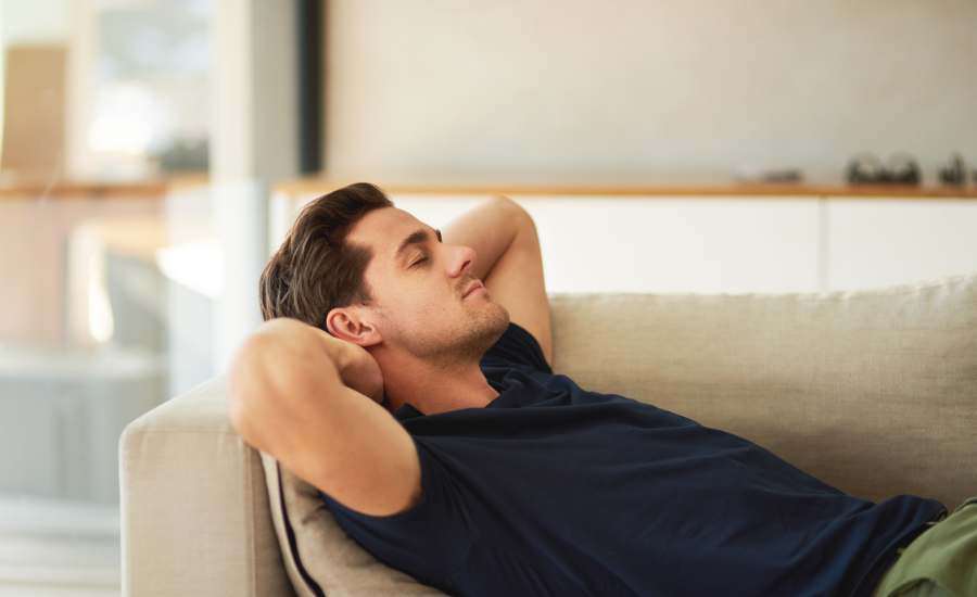 En modulant ondes cérébrales et neurotransmetteurs, la micro sieste lutte contre stress et fatigue.