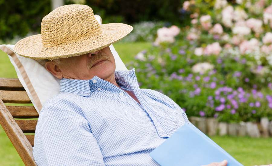 Facile à intégrer au bureau, la micro sieste booste productivité et créativité sans inertie somnolente.